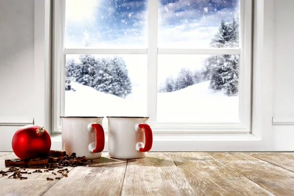 あなたの製品や装飾のためのスペースと白い雪の冬の窓の背景 山と雪だるまの燃えるような風景 ハッピークリスマスタイム — ストック写真