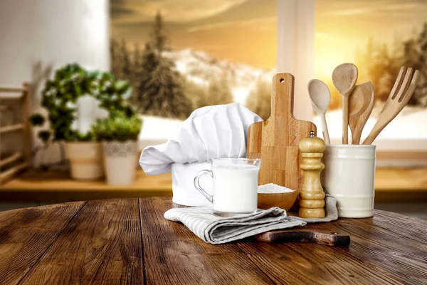 窓のキッチンの外の青い雪の冬の日差しの風景製品や装飾のためのテーブルトップ — ストック写真