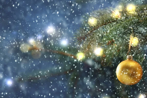 Glanzende Winternacht Met Kerstboom Lichtjes Kerstballen Met Donkerblauwe Glanzende Achtergrond — Stockfoto