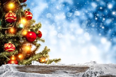 Kar yağan kar taneleri ve kar yüzeyi ürünler ve dekorasyonlar için karlı, pırıl pırıl kış manzarası.