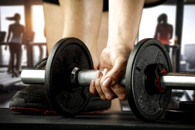 Aptal, halter ve spor salonunda egzersiz. Ürünler ve dekorasyonlar için veya bulanık spor salonu arka planına sahip metin için boşluk.