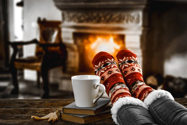 Nogi Zimie Skarpetki Boże Narodzenie Drewnianym Górnym Pokładzie Tłem Kominka — Zdjęcie stockowe