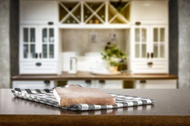 Mutfak masasının üstünde ürünleriniz veya dekorasyonunuz için boş yer ve bulanık mutfak mobilyaları var..