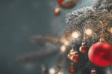 Parlak renklerde Noel süsleri ve bulanık arka planlı Noel ışıkları..