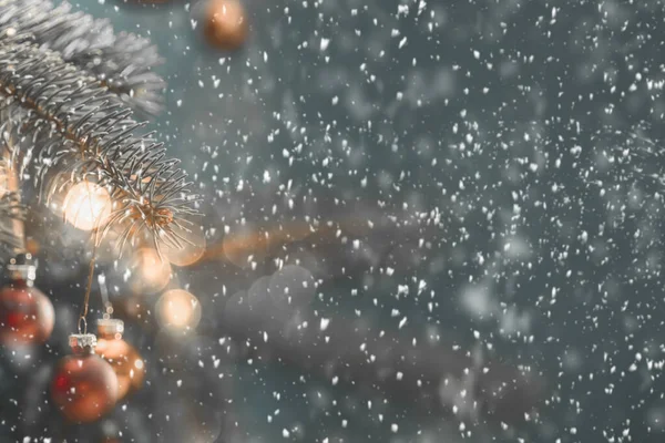 Kerstversieringen Heldere Glanzende Kleuren Met Kerstverlichting Met Wazige Achtergrond — Stockfoto