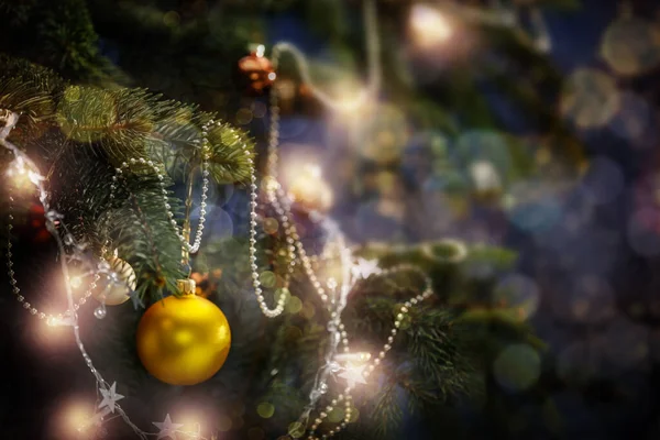 背景がぼやけているクリスマスライトと明るい光沢のある色でクリスマスの装飾 — ストック写真