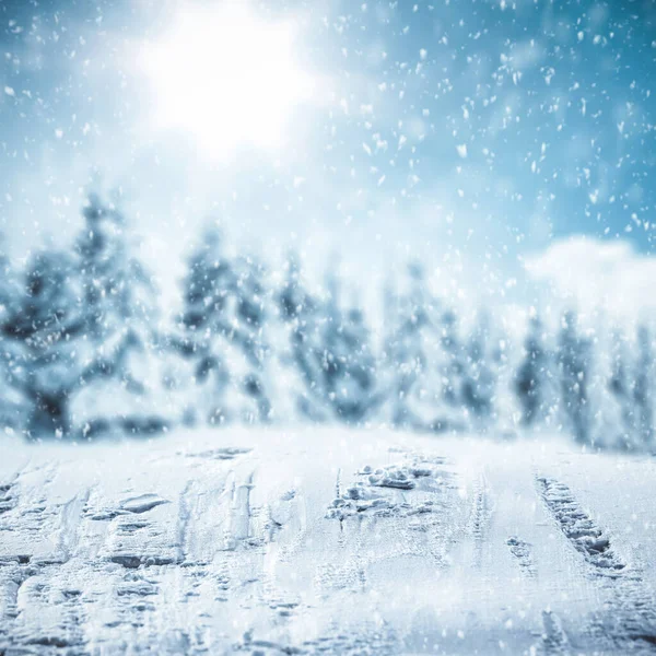 Kerst Decoraties Felle Kleuren Met Wazig Besneeuwde Winter Buiten Het — Stockfoto