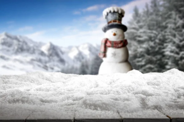 Vánoční Dekorace Jasných Barvách Rozmazané Zasněžené Zimy Mimo Okno Pozadí — Stock fotografie