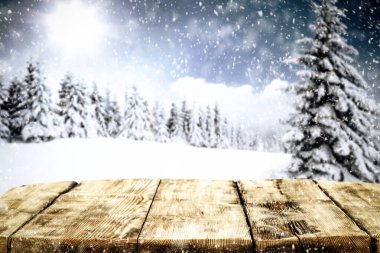 Parlak renklerde Noel süslemeleri, pencerenin arkasında bulanık kış..