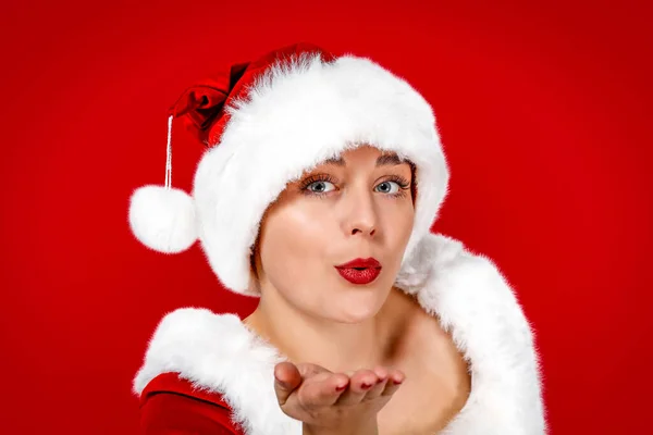 Una Donna Costume Babbo Natale Che Manda Bacio Sfondo Rosso — Foto Stock