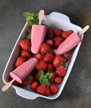 Meyveli dondurma topları ile Fincan. Dondurma taze ahududu ve nane yaprakları ile dekore edilmiştir. Close. Karanlık arka plan. Metni yerleştirmek için boş alan.