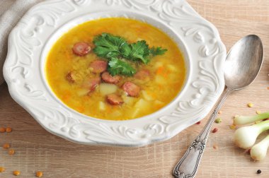 Füme etli bezelye çorbası ve taze maydanoz. Füme etli bezelye çorbası ve taze maydanoz. Tabağın yanında bir kaşık, yeşil soğan var. Close.