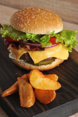 Pastırmalı sulu hamburger. Krem peynir Çedar hamburger doldurma mevcuttur. Close. Çerçevenin dikey yönü. Makro fotoğrafçılık.