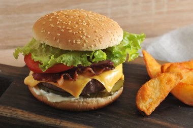 Pastırmalı sulu hamburger. Krem peynir Çedar hamburger doldurma mevcuttur. Close. Makro fotoğrafçılık.