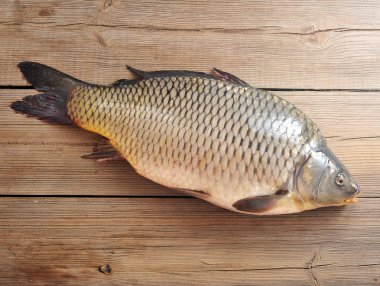 Ahşap bir yüzeyde canlı sazan. Noel için geleneksel bir yemek. Yukarıdan görüntüleyin. Close.