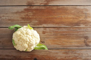 Taze karnabahar. Yeni bir ürün. Ahşap arka plan. Yukarıdan görüntüleyin. Metin için boş alan vardır.