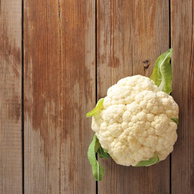 Taze hasat taze lahana. Ahşap arka plan. Yukarıdan görüntüleyin. Metin için boş alan vardır. Close.