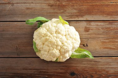 Taze karnabaharın başı. Sebze kültürü, lahananın ekili çeşitlerinden biridir. Ahşap arka plan. Yukarıdan görüntüleyin. Close.