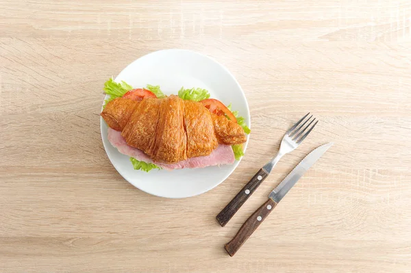 Pyszne Francuskie Śniadanie Croissant Wypełnieniem Jak Farszowanie Szynka Zielona Sałatka — Zdjęcie stockowe