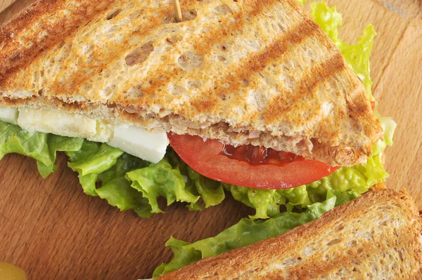 Сэндвич Жареного Белого Хлеба Начинкой Тунца Яйцами Помидорами Зеленым Салатом — стоковое фото