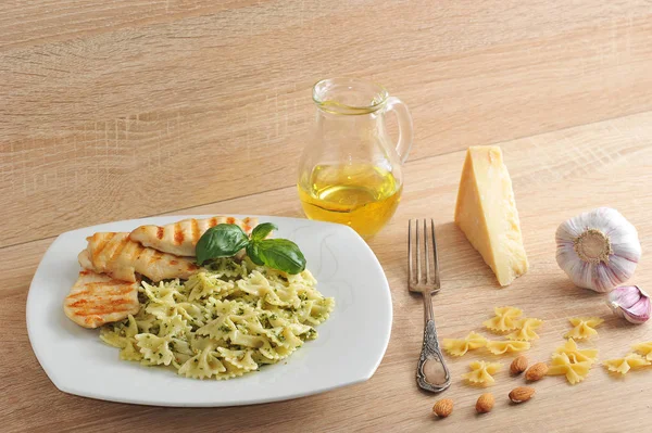 Pasta Farfalle Com Molho Pesto Peito Frango Cozido Grelha Nas — Fotografia de Stock