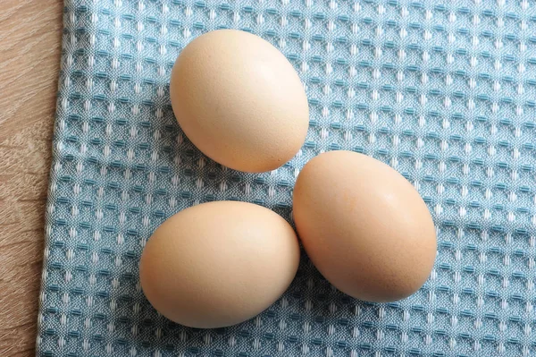 Œufs Poulet Sur Tissu Vue Haut Gros Plan — Photo