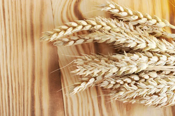 Tahta bir yüzeyde buğday çivileri. Buğday taneleri makarna üretimi için un üretir. Yukarıdan görüntüleyin. Close. Makro fotoğrafçılık.