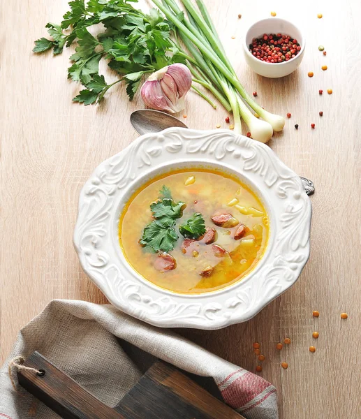 Füme etli bezelye çorbası ve taze maydanoz. Tabağın yanında bir kaşık ve bir dizi baharat var: yeşil soğan, sarımsak, biber. Yukarıdan görüntüleyin. Close. Makro fotoğrafçılık.