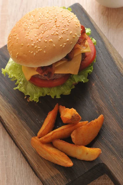 Гамбургер Картофель Деревянной Доске Гамбургерная Начинка Включает Рубленую Котлету Жареный — стоковое фото