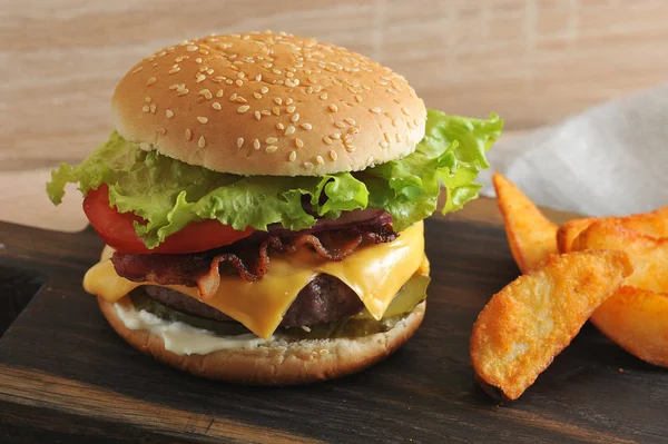 Pastırmalı sulu hamburger. Krem peynir Çedar hamburger doldurma mevcuttur. Close. Makro fotoğrafçılık.