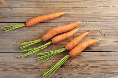 Taze genç havuçlar. Yukarıdan görüntüleyin. Close. Doğal işlenmemiş ahşap arka plan.