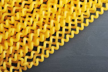 Fusilli Lunghi Bucati hamur koyu ahşap yüzeyinde. Makarna ragout napoletano veya et sosları ile birleştirilir. Yukarıdan görüntüleyin. Close. Makro fotoğrafçılık.