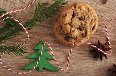 Çikolata parçaları ile yulaf ezmesi çerezleri Noel kompozisyon, ladin dalları, anason yıldız. Açık ahşap arka plan. Yukarıdan görüntüleyin. Close. Makro fotoğrafçılık.
