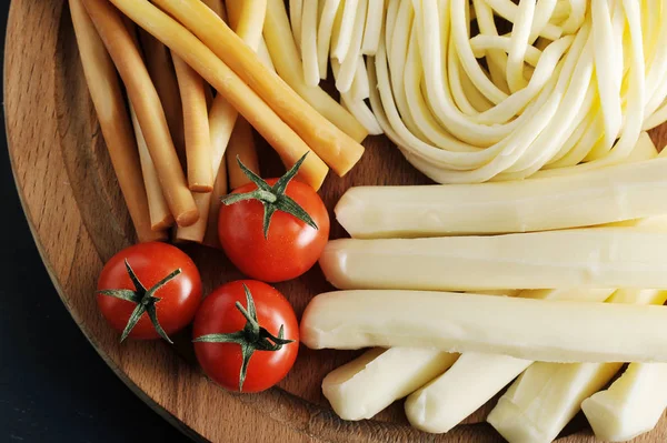 Queijo Chechechil Figurado Forma Espaguete Forma Palhas Prato Madeira Tomates — Fotografia de Stock
