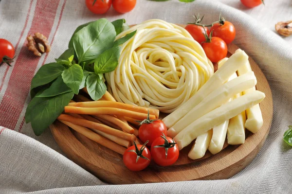 Fromage Tchétchène Figuré Sur Plateau Bois Côté Tomates Cerises Basilic — Photo