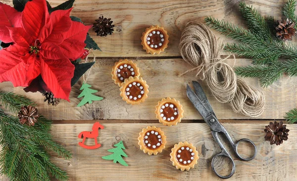 Composizione Natale Rami Abete Giocattoli Natale Legno Biscotti Fiore Puansetiya — Foto Stock