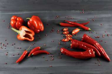 Çeşitli kırmızı biber ler. Koyu bir arka plan üzerinde, biber kırmızı biber, tatlı ve Ramiro sıralamavardır. Çerçeveiçinde, yarım tatlı biber ve biber kupalar ile kesilir. Close. 