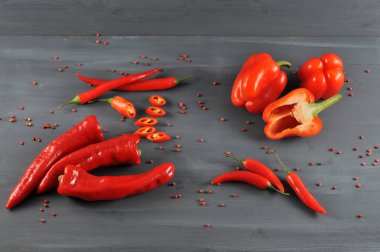 Çeşitli kırmızı biber ler. Çerçeveiçinde, biber acı, tatlı ve Ramiro sıralama. Koyu ahşap arka plan. Close. Yukarıdan görüntüle.