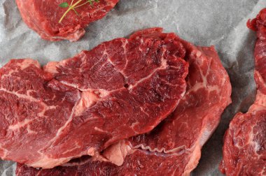 Parşömen kağıdında çiğ biftek. Yukarıdan görüntüleyin. Close. Makro fotoğrafçılık. 