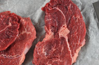 Parşömen kağıdında çiğ biftek. Yukarıdan görüntüleyin. Close. Makro fotoğrafçılık. 