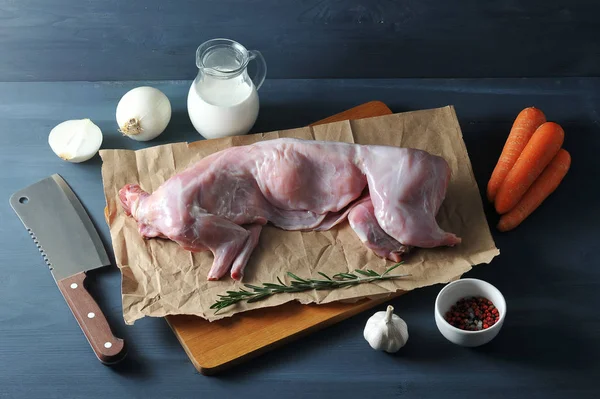Biberiye Ile Tavşan Pişirmek Için Bir Set Çerçevede Kraft Kağıt — Stok fotoğraf
