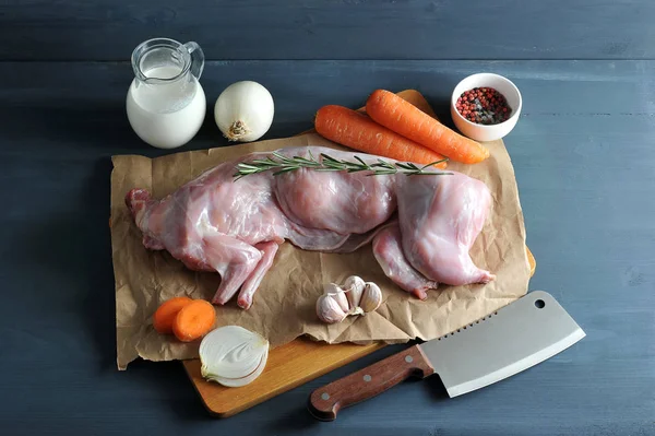 Biberiye Ile Tavşan Pişirme Için Ayarlanmış Çerçevede Ham Bir Tavşan — Stok fotoğraf