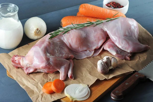 Biberiye Ile Tavşan Pişirme Için Ayarlanmış Çerçeve Ham Bir Tavşan — Stok fotoğraf