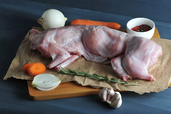 Biberiye Ile Tavşan Pişirmek Için Bir Set Çerçevede Kraft Kağıt — Stok fotoğraf