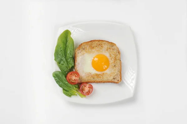 Шматочок Смаженого Хліба Яйцем Білій Тарілці Тарілці Поруч Тостом Свіжа — стокове фото