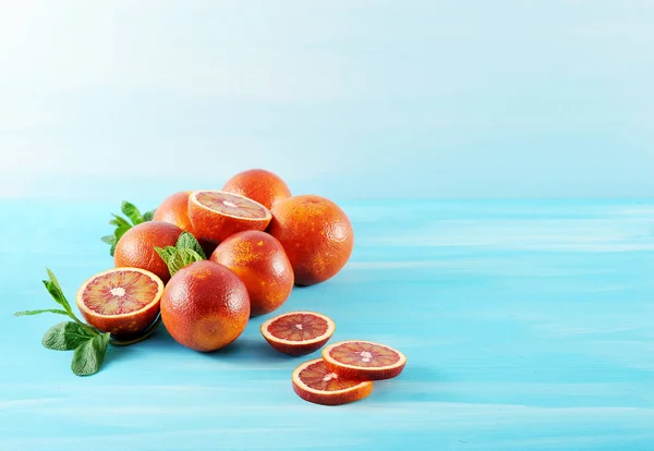 Rote Sizilianische Orangen Mehrere Orangen Werden Halbiert Und Scheiben Geschnitten — Stockfoto