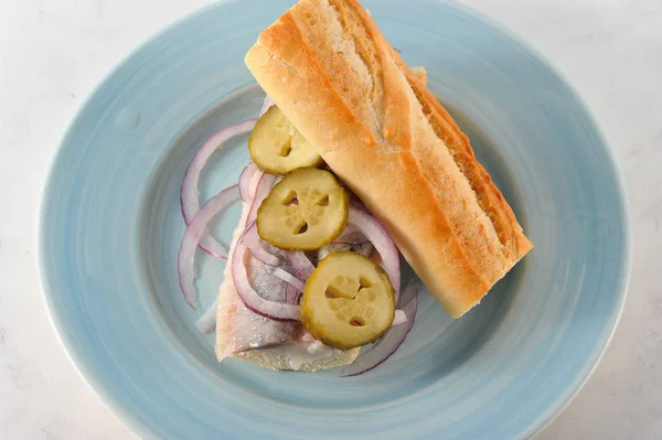 Традиционный Сэндвич Молодой Сельдью Багете Филе Сельди Ломтики Маринованного Огурца — стоковое фото
