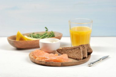 Zayıf tuz ve Philadelphia peynirsomon çavdar ekmeği bir sandviç hazırlanması için bir dizi. Limon ve bezelye sürgünleri ile kase yanında. Beyaz arka plan. Close.