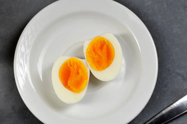 Dwie Połówki Jajka Kurczaka Twardo Jajko Leży Białej Płytce Szare — Zdjęcie stockowe