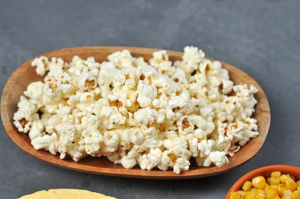 Popcorn Träskål Närbild Grå Bakgrund — Stockfoto